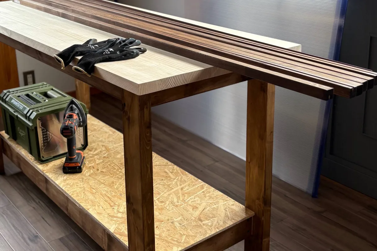 DIY事例｜無塗装のパイン材×ジャコビアンで仕上げた作業台