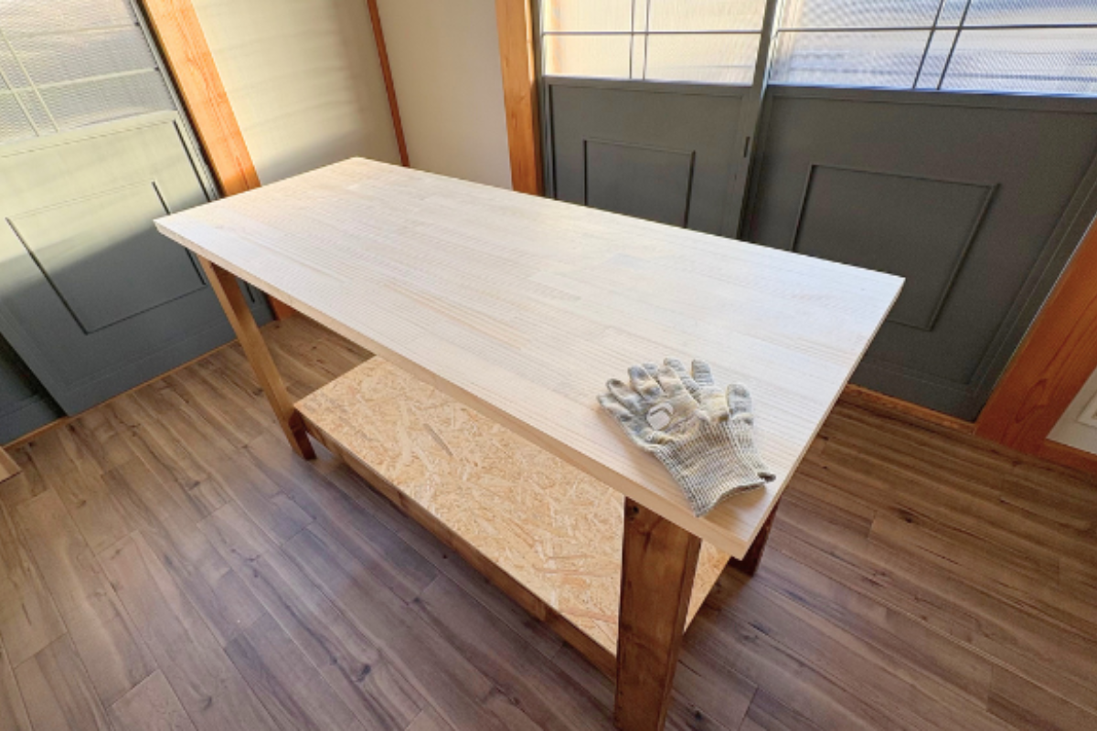 DIY事例｜無塗装のパイン材×ジャコビアンで仕上げた作業台 | DIY 